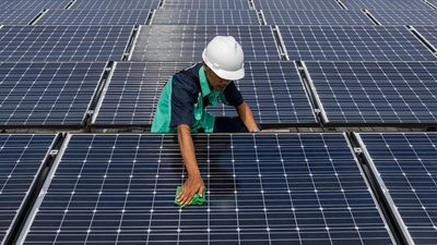 Trump Hantam Panel Surya RI dengan Bea Masuk 104%