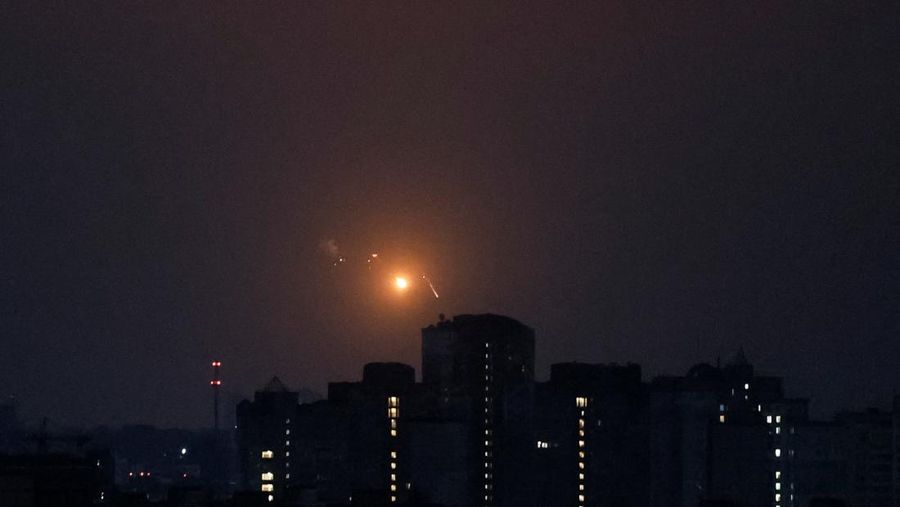 Dampak serangan pesawat tak berawak Rusia di Zaporizhzhia, Ukraina, Kamis (26/2/2026). (REUTERS/Stringer)