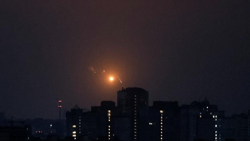 Dampak serangan pesawat tak berawak Rusia di Zaporizhzhia, Ukraina, Kamis (26/2/2026). (REUTERS/Stringer)