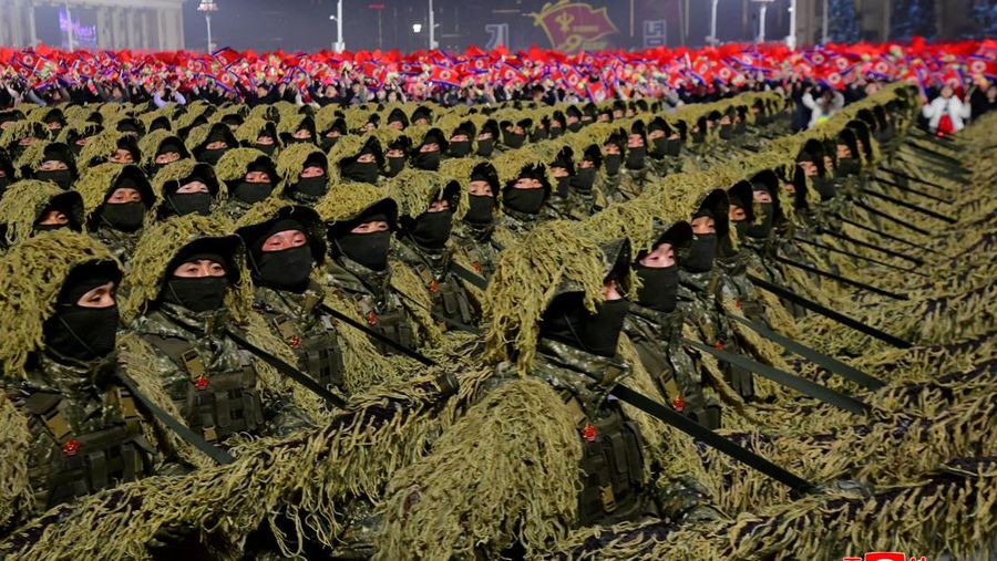 Pemimpin Korea Utara Kim Jong Un dan putrinya Kim Ju Ae menyaksikan atraksi pesawat tempur dalam parade militer untuk memperingati Kongres Kesembilan Partai Buruh Korea (WPK) yang berkuasa di Pyongyang, Korea Utara, 25 Februari 2026, dalam foto yang dirilis oleh Kantor Berita Pusat Korea (KCNA) resmi Korea Utara. (KCNA via REUTERS)