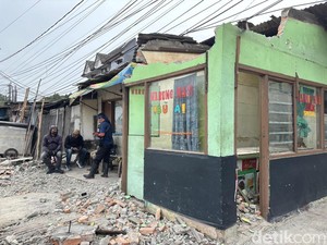Cerita Pemilik Warteg Bongkar Bangunan Mandiri untuk Flyover Bulak Kapal