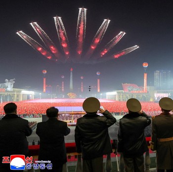 Potret Kim Jong Un dan Putrinya Pamer Kekuatan Korut, Ada Nuklir?