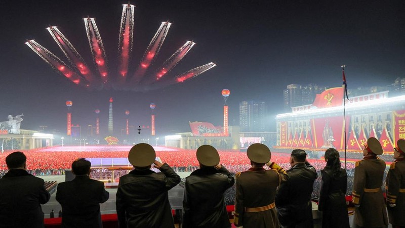 Pemimpin Korea Utara Kim Jong Un dan putrinya Kim Ju Ae menyaksikan atraksi pesawat tempur dalam parade militer untuk memperingati Kongres Kesembilan Partai Buruh Korea (WPK) yang berkuasa di Pyongyang, Korea Utara, 25 Februari 2026, dalam foto yang dirilis oleh Kantor Berita Pusat Korea (KCNA) resmi Korea Utara. (KCNA via REUTERS)