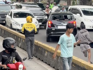 Viral Aksi Brutal Pengemudi Calya, Kejar-kejaran hingga Tabrak Pengendara Lain