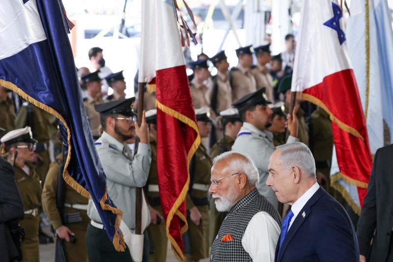 Perdana Menteri Israel Benjamin Netanyahu menyambut kedatangan Perdana Menteri India Narendra Modi upacara penyambutan kenegaraan di Bandara Internasional Ben Gurion di Lod, dekat Tel Aviv, Israel, 25 Februari 2026. (Tangkapan Layar Video Reuters/GPO)