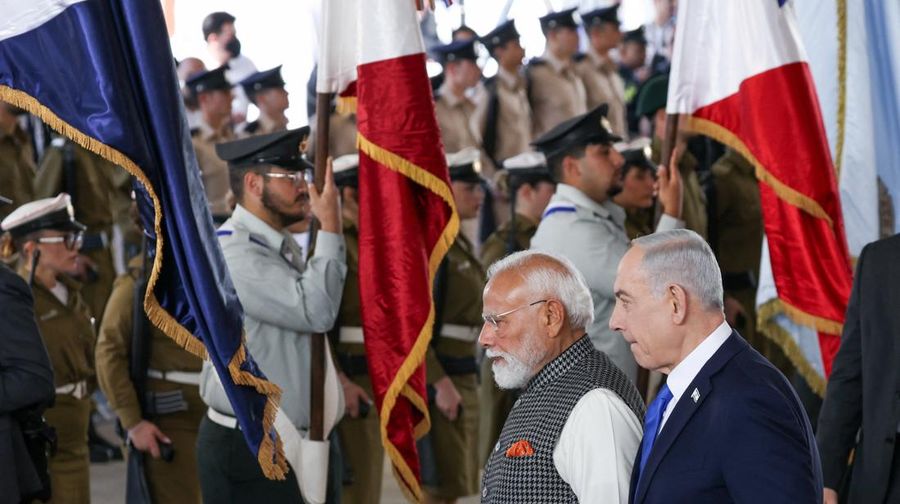 Perdana Menteri Israel Benjamin Netanyahu menyambut kedatangan Perdana Menteri India Narendra Modi upacara penyambutan kenegaraan di Bandara Internasional Ben Gurion di Lod, dekat Tel Aviv, Israel, 25 Februari 2026. (Tangkapan Layar Video Reuters/GPO)