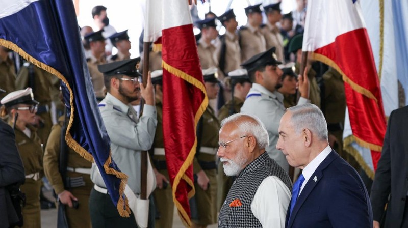 Perdana Menteri Israel Benjamin Netanyahu menyambut kedatangan Perdana Menteri India Narendra Modi upacara penyambutan kenegaraan di Bandara Internasional Ben Gurion di Lod, dekat Tel Aviv, Israel, 25 Februari 2026. (Tangkapan Layar Video Reuters/GPO)