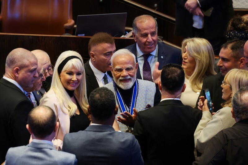 Perdana Menteri Israel Benjamin Netanyahu menyambut kedatangan Perdana Menteri India Narendra Modi upacara penyambutan kenegaraan di Bandara Internasional Ben Gurion di Lod, dekat Tel Aviv, Israel, 25 Februari 2026. (Tangkapan Layar Video Reuters/GPO)