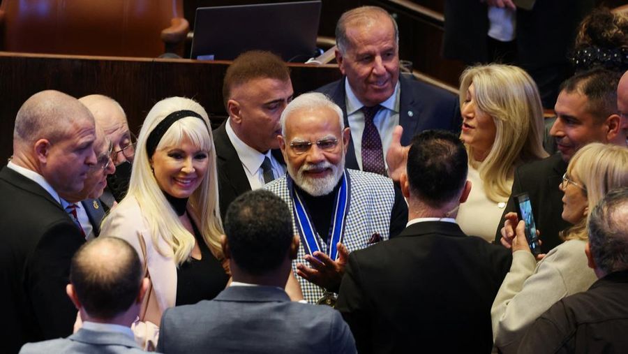 Perdana Menteri Israel Benjamin Netanyahu menyambut kedatangan Perdana Menteri India Narendra Modi upacara penyambutan kenegaraan di Bandara Internasional Ben Gurion di Lod, dekat Tel Aviv, Israel, 25 Februari 2026. (Tangkapan Layar Video Reuters/GPO)