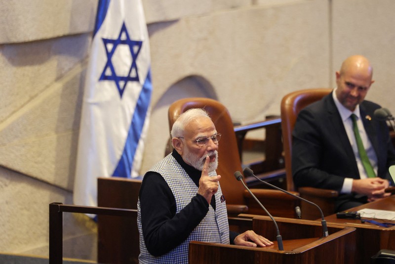 Perdana Menteri Israel Benjamin Netanyahu menyambut kedatangan Perdana Menteri India Narendra Modi upacara penyambutan kenegaraan di Bandara Internasional Ben Gurion di Lod, dekat Tel Aviv, Israel, 25 Februari 2026. (Tangkapan Layar Video Reuters/GPO)