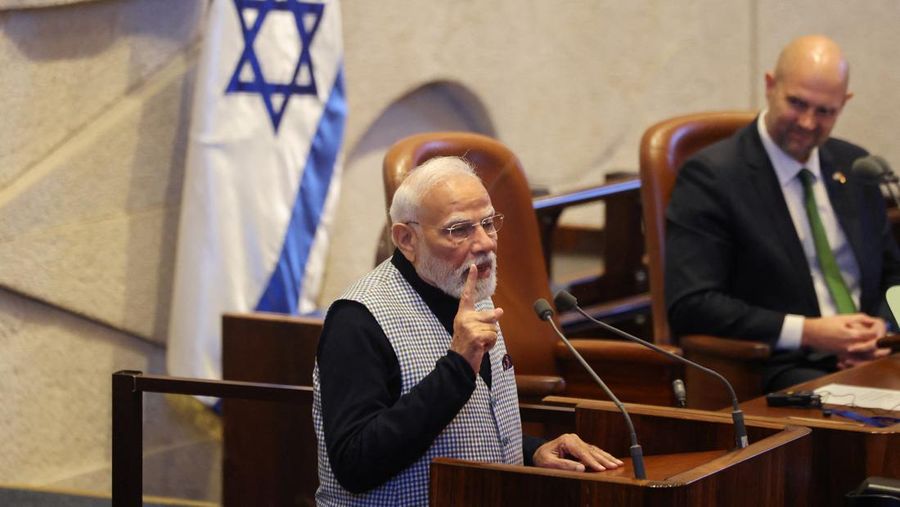 Perdana Menteri Israel Benjamin Netanyahu menyambut kedatangan Perdana Menteri India Narendra Modi upacara penyambutan kenegaraan di Bandara Internasional Ben Gurion di Lod, dekat Tel Aviv, Israel, 25 Februari 2026. (Tangkapan Layar Video Reuters/GPO)