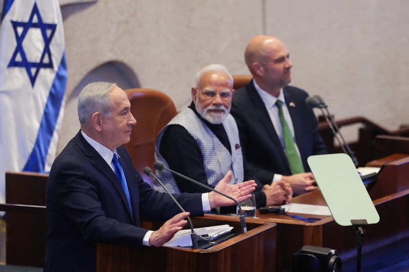 Perdana Menteri Israel Benjamin Netanyahu menyambut kedatangan Perdana Menteri India Narendra Modi upacara penyambutan kenegaraan di Bandara Internasional Ben Gurion di Lod, dekat Tel Aviv, Israel, 25 Februari 2026. (Tangkapan Layar Video Reuters/GPO)