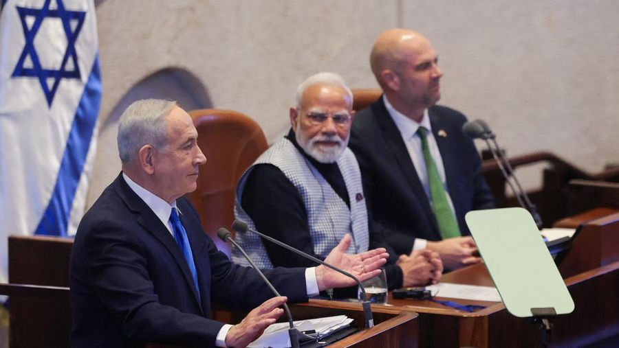 Perdana Menteri Israel Benjamin Netanyahu menyambut kedatangan Perdana Menteri India Narendra Modi upacara penyambutan kenegaraan di Bandara Internasional Ben Gurion di Lod, dekat Tel Aviv, Israel, 25 Februari 2026. (Tangkapan Layar Video Reuters/GPO)