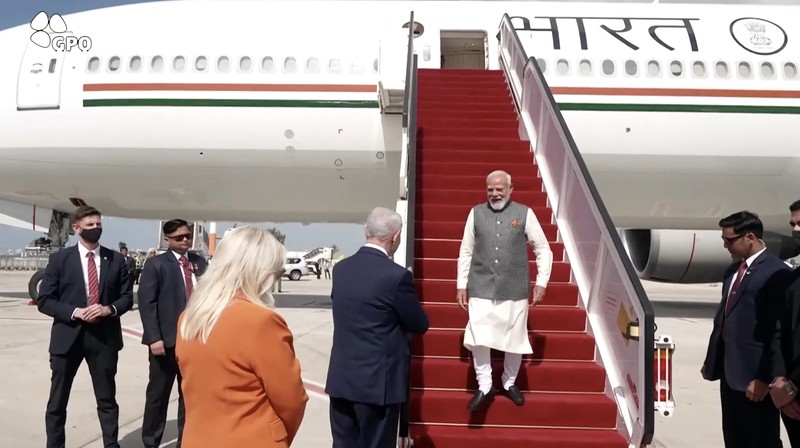 Perdana Menteri Israel Benjamin Netanyahu menyambut kedatangan Perdana Menteri India Narendra Modi upacara penyambutan kenegaraan di Bandara Internasional Ben Gurion di Lod, dekat Tel Aviv, Israel, 25 Februari 2026. (Tangkapan Layar Video Reuters/GPO)