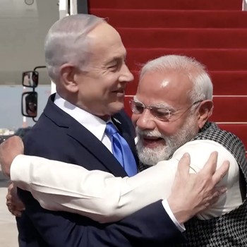 PM Tetangga RI 'Mesra-mesraan' ke Netanyahu, Saling Peluk-Saling Puji