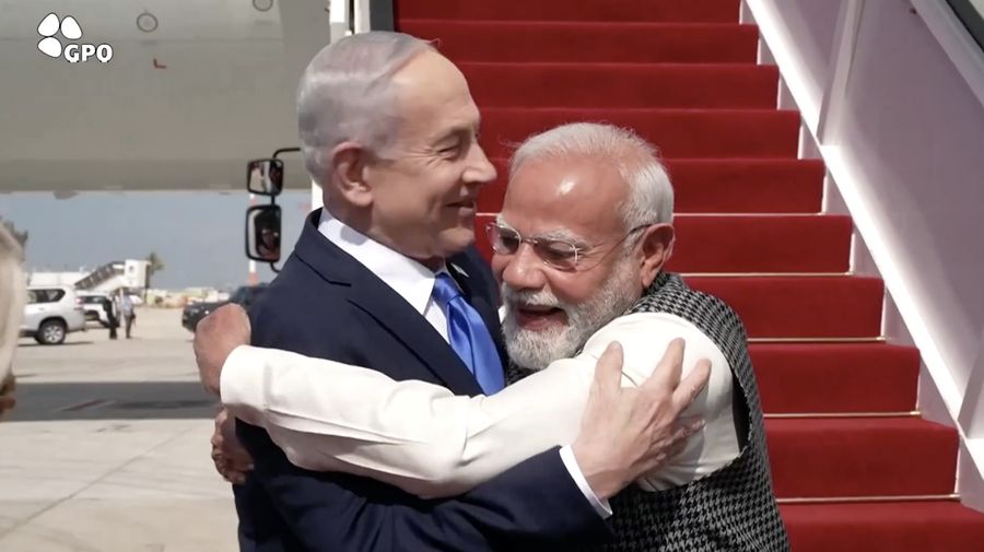 Perdana Menteri Israel Benjamin Netanyahu menyambut kedatangan Perdana Menteri India Narendra Modi upacara penyambutan kenegaraan di Bandara Internasional Ben Gurion di Lod, dekat Tel Aviv, Israel, 25 Februari 2026. (Tangkapan Layar Video Reuters/GPO)