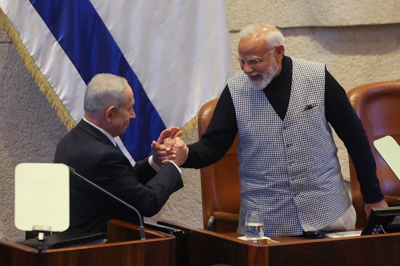 Perdana Menteri Israel Benjamin Netanyahu menyambut kedatangan Perdana Menteri India Narendra Modi upacara penyambutan kenegaraan di Bandara Internasional Ben Gurion di Lod, dekat Tel Aviv, Israel, 25 Februari 2026. (Tangkapan Layar Video Reuters/GPO)