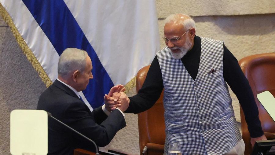 Perdana Menteri Israel Benjamin Netanyahu menyambut kedatangan Perdana Menteri India Narendra Modi upacara penyambutan kenegaraan di Bandara Internasional Ben Gurion di Lod, dekat Tel Aviv, Israel, 25 Februari 2026. (Tangkapan Layar Video Reuters/GPO)