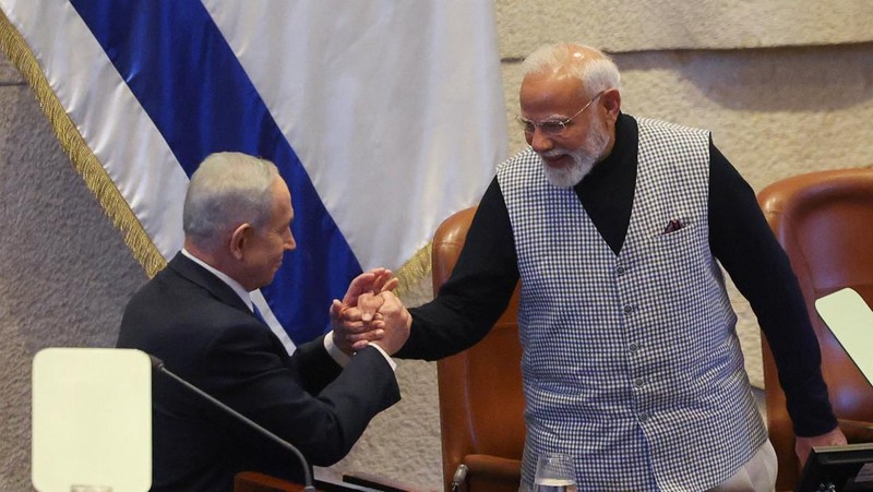 Perdana Menteri Israel Benjamin Netanyahu menyambut kedatangan Perdana Menteri India Narendra Modi upacara penyambutan kenegaraan di Bandara Internasional Ben Gurion di Lod, dekat Tel Aviv, Israel, 25 Februari 2026. (Tangkapan Layar Video Reuters/GPO)