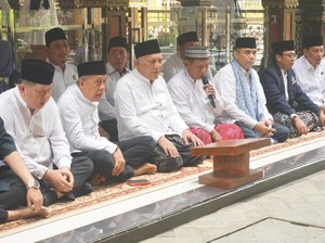 Safari Ramadan, NasDem Ziarahi Makam Pendiri NU di Jombang