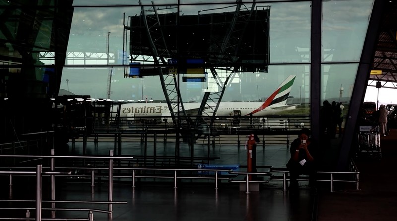Seorang pria Afrika Selatan yang dibujuk untuk berperang dalam perang Rusia di Ukraina tiba kembali di Bandara Internasional King Shaka di Durban, Afrika Selatan, 25 Februari 2026. (REUTERS/Rogan Ward)