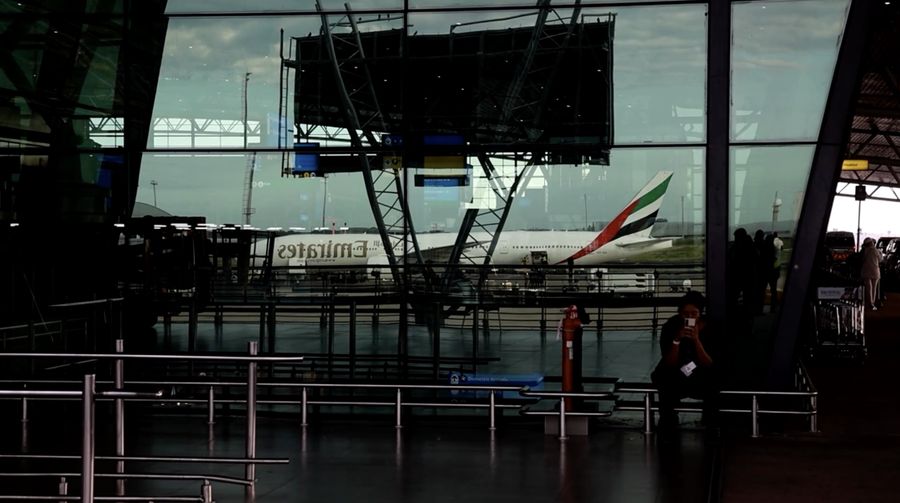 Seorang pria Afrika Selatan yang dibujuk untuk berperang dalam perang Rusia di Ukraina tiba kembali di Bandara Internasional King Shaka di Durban, Afrika Selatan, 25 Februari 2026. (REUTERS/Rogan Ward)