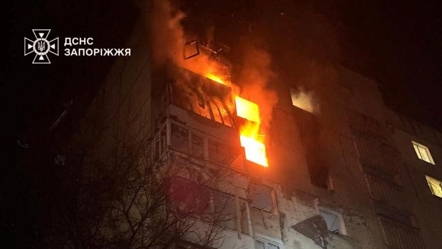 Sebuah gedung apartemen terbakar setelah terkena serangan pesawat tak berawak dan rudal Rusia, di tengah serangan Rusia terhadap Ukraina, di Zaporizhzhia, Ukraina, 26 Februari 2026. (Press service of the State Emergency Service of Ukraine/Handout via REUTERS)