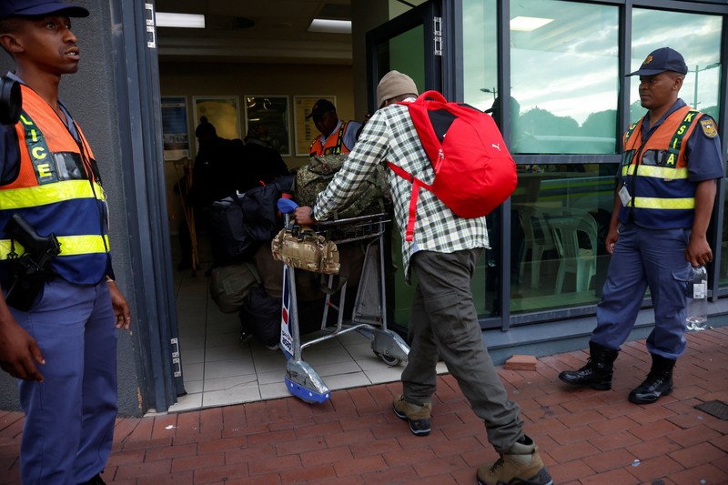 Seorang pria Afrika Selatan yang dibujuk untuk berperang dalam perang Rusia di Ukraina tiba kembali di Bandara Internasional King Shaka di Durban, Afrika Selatan, 25 Februari 2026. (REUTERS/Rogan Ward)