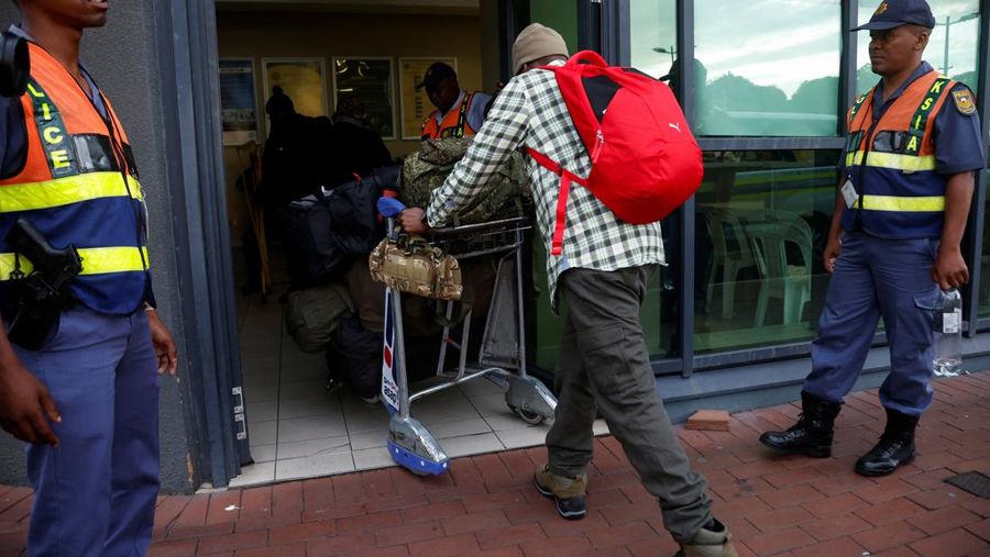 Seorang pria Afrika Selatan yang dibujuk untuk berperang dalam perang Rusia di Ukraina tiba kembali di Bandara Internasional King Shaka di Durban, Afrika Selatan, 25 Februari 2026. (REUTERS/Rogan Ward)
