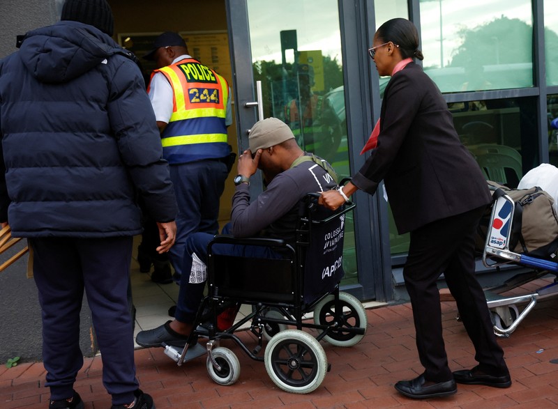 Seorang pria Afrika Selatan yang dibujuk untuk berperang dalam perang Rusia di Ukraina tiba kembali di Bandara Internasional King Shaka di Durban, Afrika Selatan, 25 Februari 2026. (REUTERS/Rogan Ward)