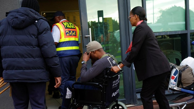Seorang pria Afrika Selatan yang dibujuk untuk berperang dalam perang Rusia di Ukraina tiba kembali di Bandara Internasional King Shaka di Durban, Afrika Selatan, 25 Februari 2026. (REUTERS/Rogan Ward)