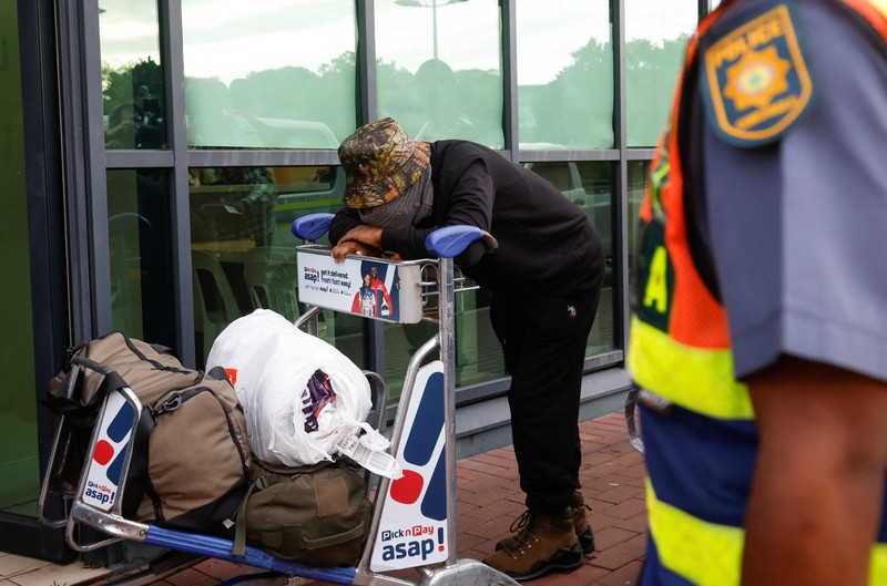 Seorang pria Afrika Selatan yang dibujuk untuk berperang dalam perang Rusia di Ukraina tiba kembali di Bandara Internasional King Shaka di Durban, Afrika Selatan, 25 Februari 2026. (REUTERS/Rogan Ward)