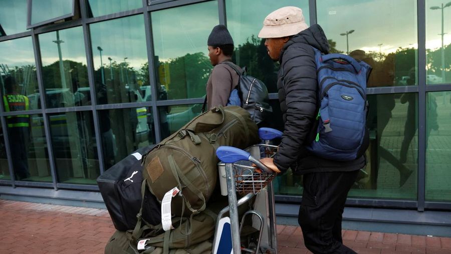 Seorang pria Afrika Selatan yang dibujuk untuk berperang dalam perang Rusia di Ukraina tiba kembali di Bandara Internasional King Shaka di Durban, Afrika Selatan, 25 Februari 2026. (REUTERS/Rogan Ward)