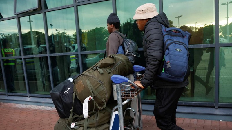 Seorang pria Afrika Selatan yang dibujuk untuk berperang dalam perang Rusia di Ukraina tiba kembali di Bandara Internasional King Shaka di Durban, Afrika Selatan, 25 Februari 2026. (REUTERS/Rogan Ward)