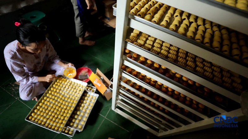 Suasana kesibukan para pekerja di Kampung Nastar di Gang Subur, Larangan Utara, Kecamatan Larangan, Kota Tangerang, Kamis (26/2/2026). (CNBC Indonesia/Tri Susilo)