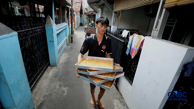 Suasana kesibukan para pekerja di Kampung Nastar di Gang Subur, Larangan Utara, Kecamatan Larangan, Kota Tangerang, Kamis (26/2/2026). (CNBC Indonesia/Tri Susilo)