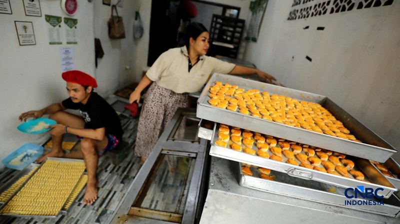 Suasana kesibukan para pekerja di Kampung Nastar di Gang Subur, Larangan Utara, Kecamatan Larangan, Kota Tangerang, Kamis (26/2/2026). (CNBC Indonesia/Tri Susilo)