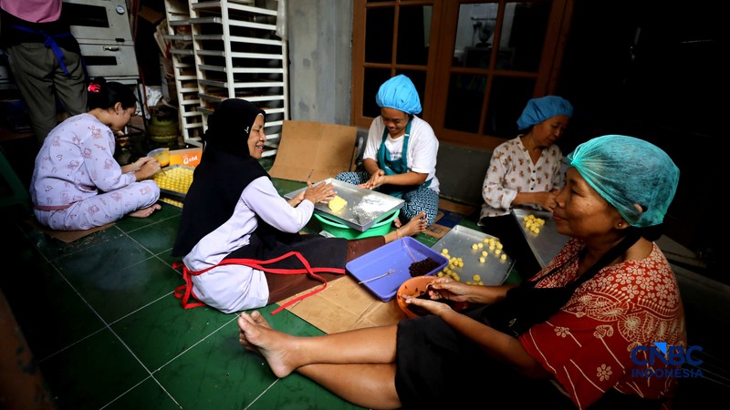 Suasana kesibukan para pekerja di Kampung Nastar di Gang Subur, Larangan Utara, Kecamatan Larangan, Kota Tangerang, Kamis (26/2/2026). (CNBC Indonesia/Tri Susilo)