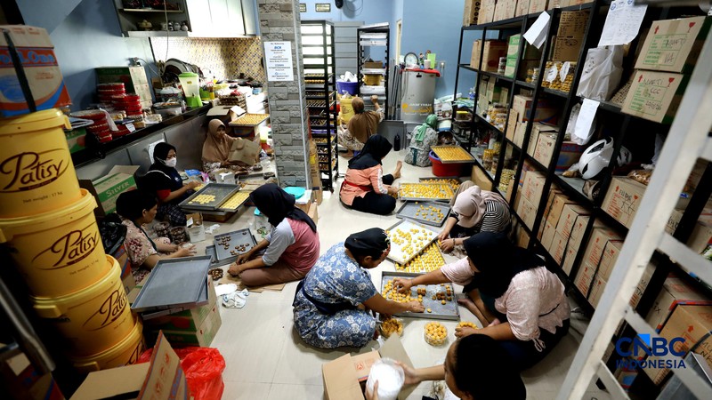 Suasana kesibukan para pekerja di Kampung Nastar di Gang Subur, Larangan Utara, Kecamatan Larangan, Kota Tangerang, Kamis (26/2/2026). (CNBC Indonesia/Tri Susilo)