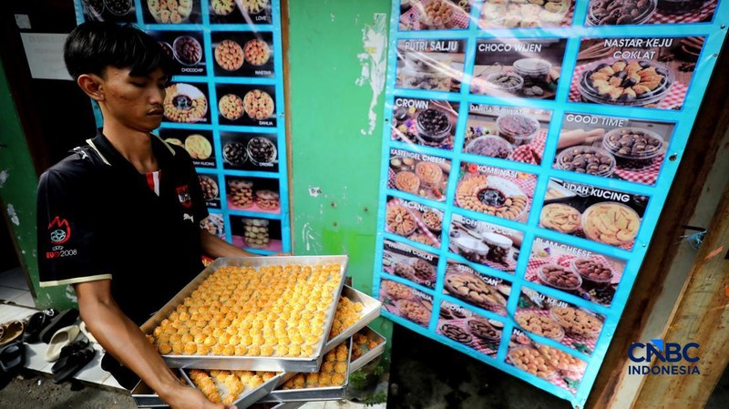 Suasana kesibukan para pekerja di Kampung Nastar di Gang Subur, Larangan Utara, Kecamatan Larangan, Kota Tangerang, Kamis (26/2/2026). (CNBC Indonesia/Tri Susilo)