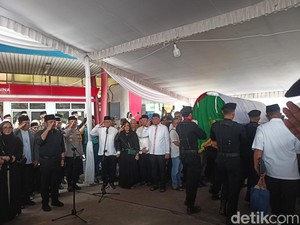 Jenazah Mantan Gubernur Sumsel Alex Noerdin Dilepas Secara Kedinasan
