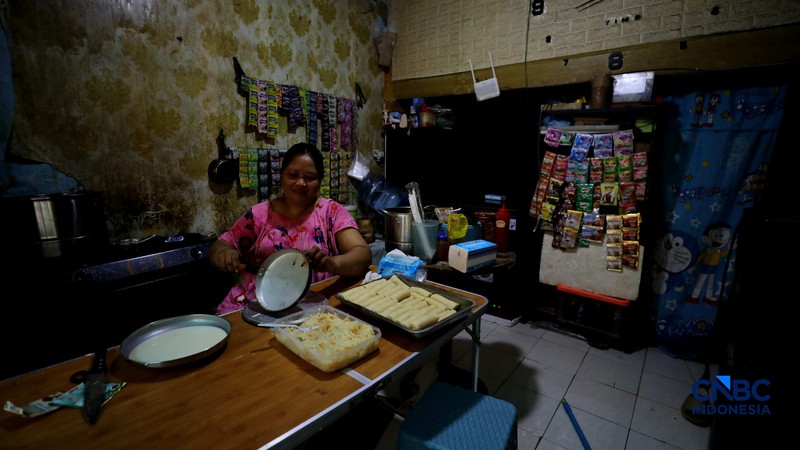 Warga menujukkan desain rumah yang tertera di halaman rumahnya, Kamis (26/2/2026). (CNBC Indonesia/Tri Susilo)