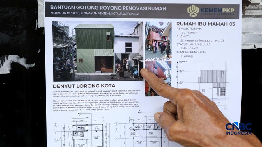 Warga menujukkan desain rumah yang tertera di halaman rumahnya, Kamis (26/2/2026). (CNBC Indonesia/Tri Susilo)