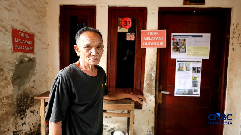 Warga menujukkan desain rumah yang tertera di halaman rumahnya, Kamis (26/2/2026). (CNBC Indonesia/Tri Susilo)