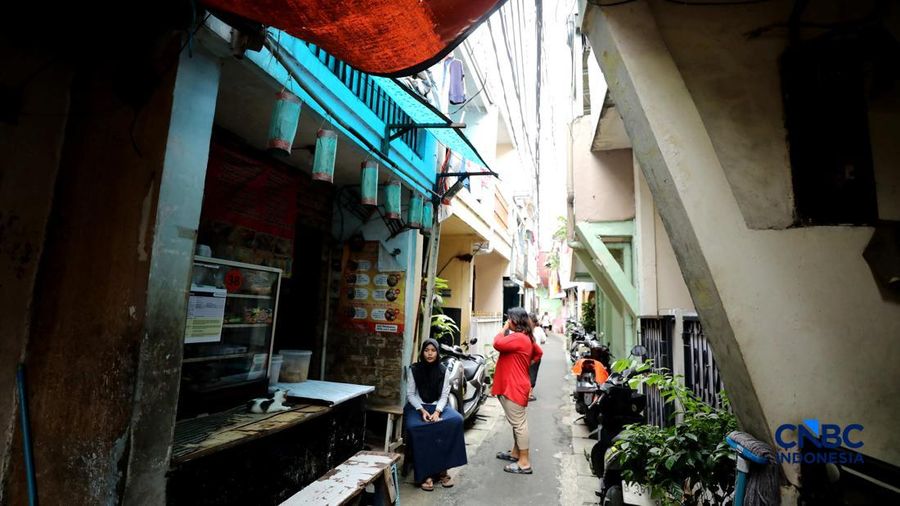 Warga menujukkan desain rumah yang tertera di halaman rumahnya, Kamis (26/2/2026). (CNBC Indonesia/Tri Susilo)