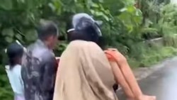 Jalan Putus 2 Hari, Pasien Asma di Sekotong Digendong ke Puskesmas