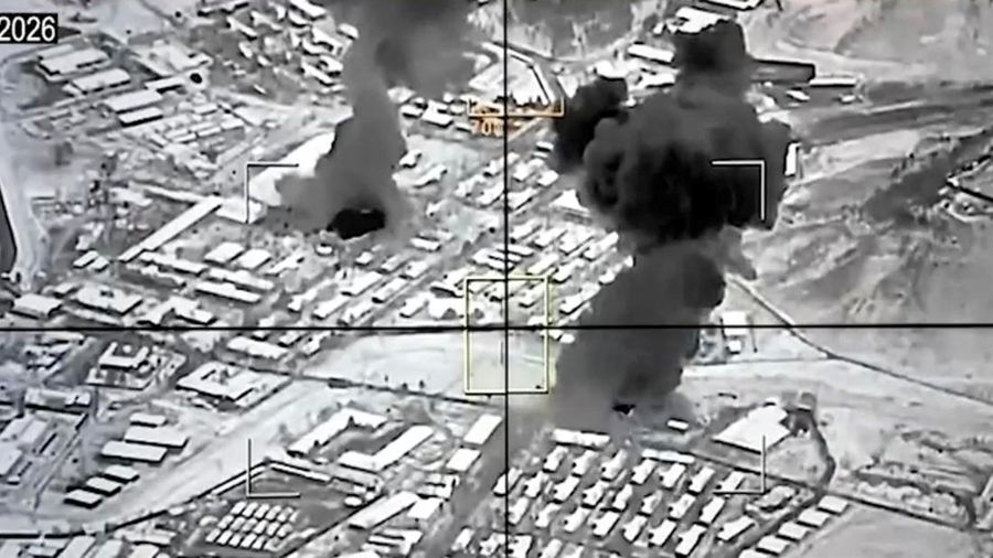 Asap mengepul setelah apa yang dikatakan pejabat Pakistan dan Taliban sebagai serangan Pakistan, di Kabul, Afghanistan, dalam gambar diam ini yang diambil dari video yang dirilis pada 27 Februari 2026. (Tangkapan Layar Video/REUTERS)