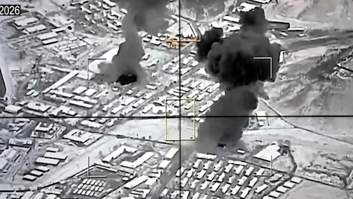 Asap mengepul setelah apa yang dikatakan pejabat Pakistan dan Taliban sebagai serangan Pakistan, di Kabul, Afghanistan, dalam gambar diam ini yang diambil dari video yang dirilis pada 27 Februari 2026. (Pakistani security forces/Handout via REUTERS)
