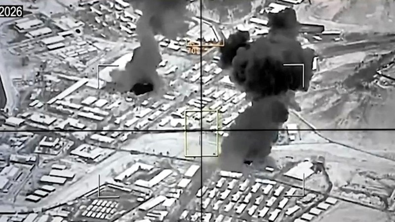 Asap mengepul setelah apa yang dikatakan pejabat Pakistan dan Taliban sebagai serangan Pakistan, di Kabul, Afghanistan, dalam gambar diam ini yang diambil dari video yang dirilis pada 27 Februari 2026. (Tangkapan Layar Video/REUTERS)