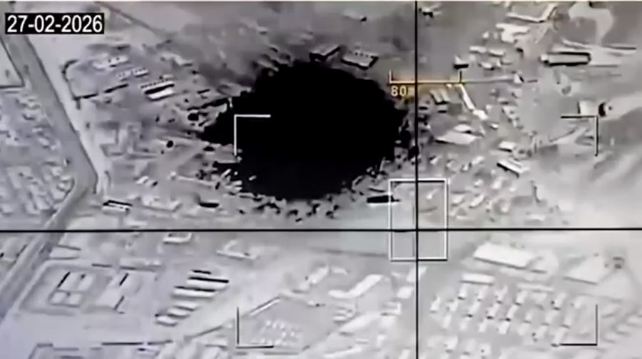 Asap mengepul setelah apa yang dikatakan pejabat Pakistan dan Taliban sebagai serangan Pakistan, di Kabul, Afghanistan, dalam gambar diam ini yang diambil dari video yang dirilis pada 27 Februari 2026. (Tangkapan Layar Video/REUTERS)